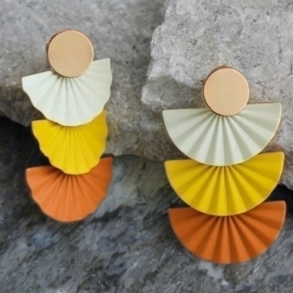 MODCLOTH RETRO TIERED FAN EARRINGS - Picture 2 of 4